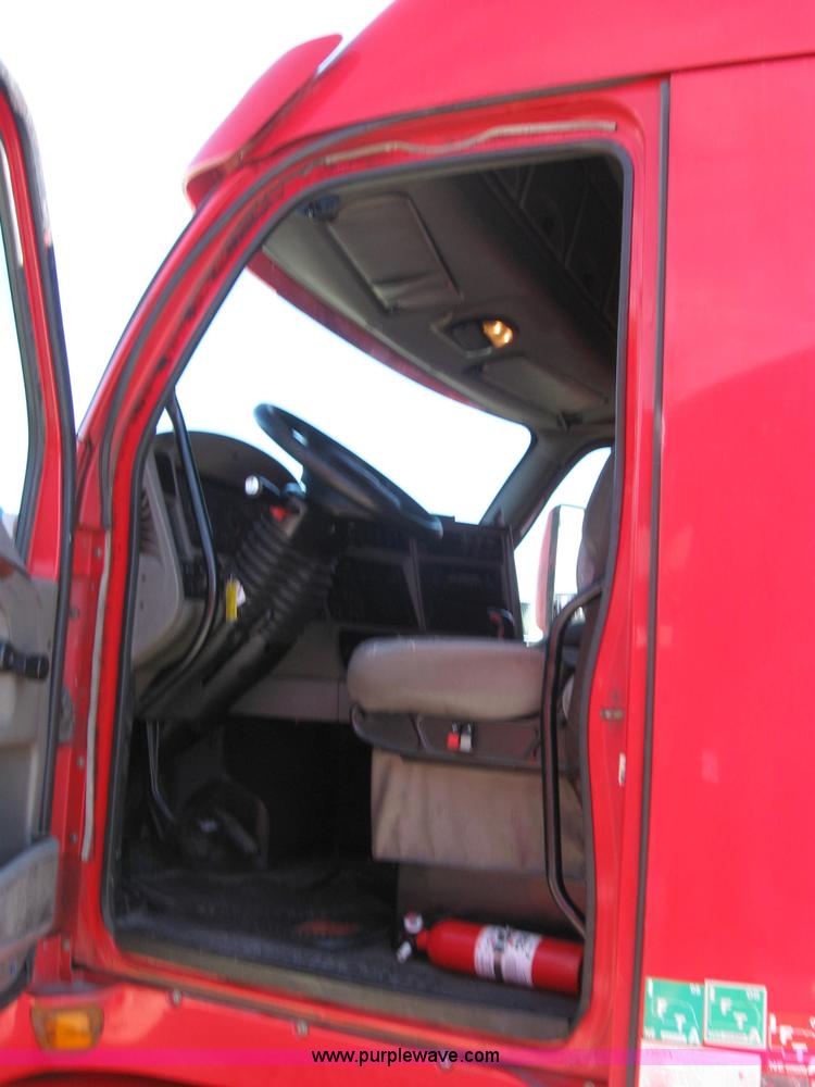 image for item 5032 2004 Kenworth T2000 semi truck