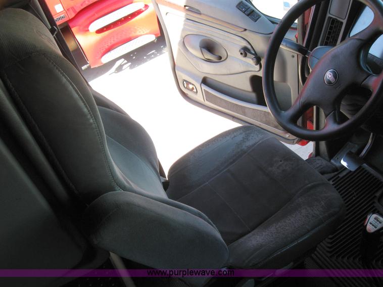 image for item 5032 2004 Kenworth T2000 semi truck