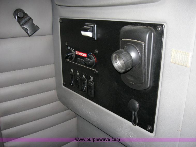 image for item 5032 2004 Kenworth T2000 semi truck