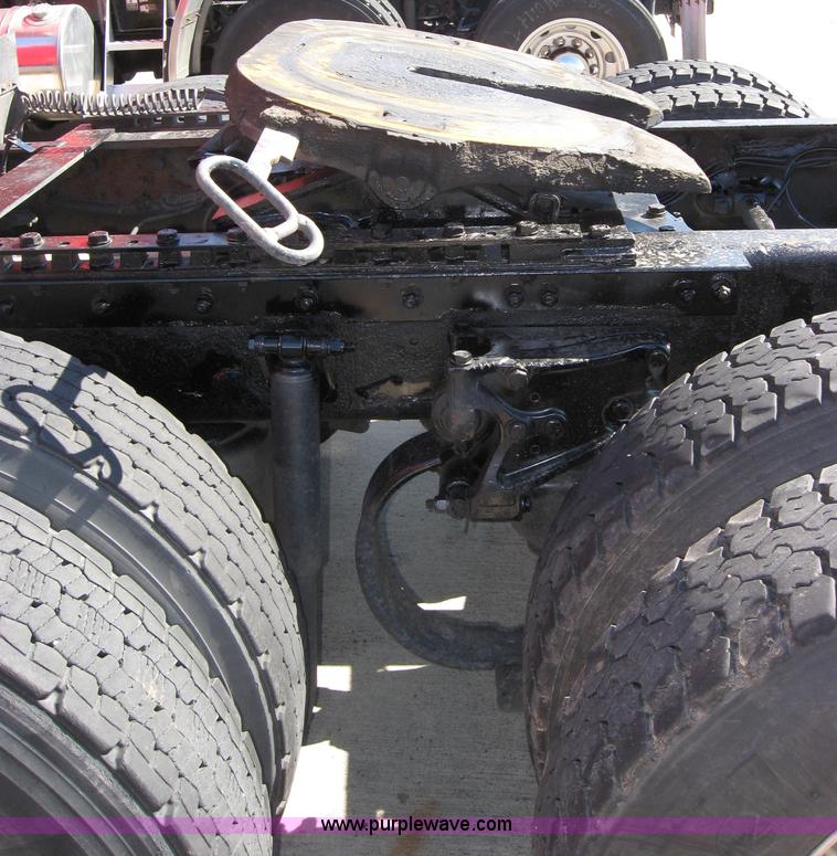 image for item 5032 2004 Kenworth T2000 semi truck