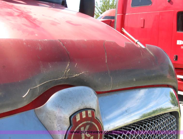 image for item 5032 2004 Kenworth T2000 semi truck