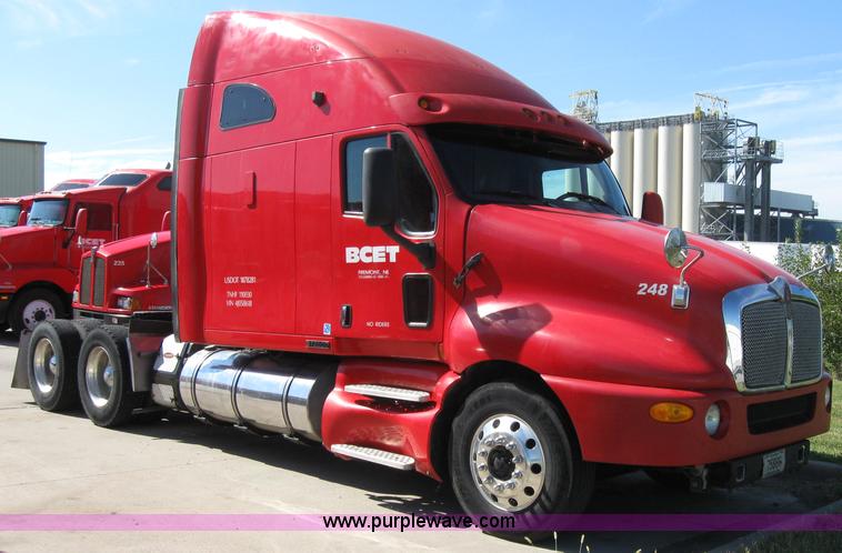 image for item 5033 2004 Kenworth T2000 semi truck