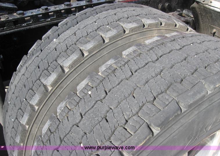 image for item 5033 2004 Kenworth T2000 semi truck