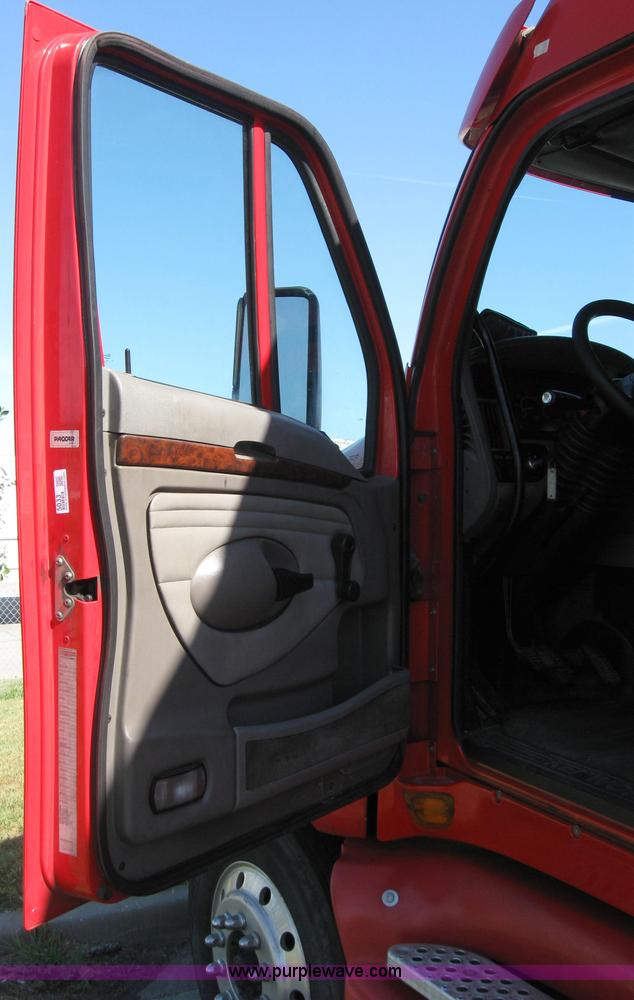 image for item 5033 2004 Kenworth T2000 semi truck