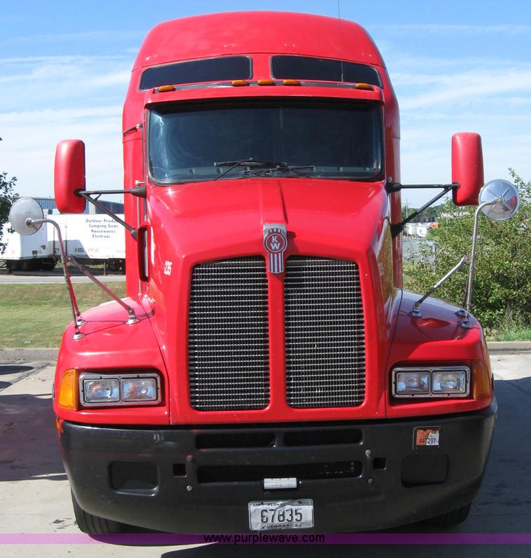 image for item 5034 2003 Kenworth Construct T600 semi truck