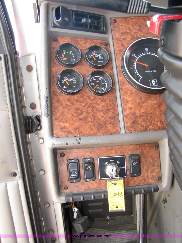 image for item 5036 2003 Kenworth Construct T600 semi truck