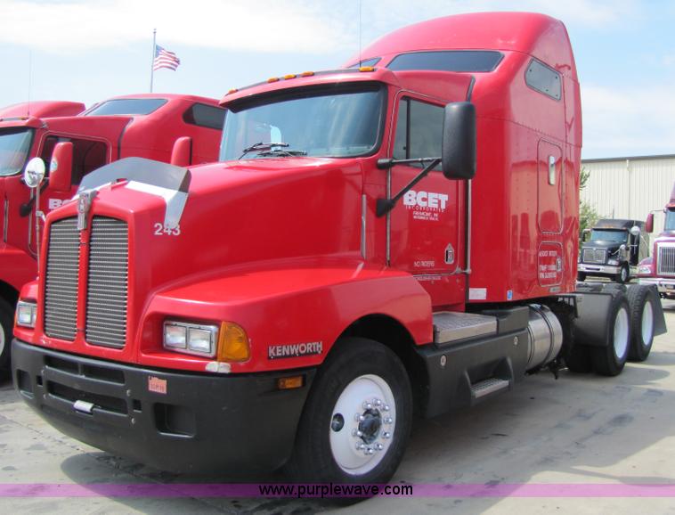 image for item 5037 2003 Kenworth Construct T600 semi truck