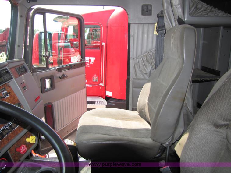 image for item 5037 2003 Kenworth Construct T600 semi truck