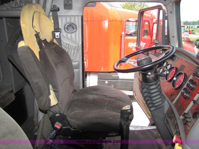 image for item 5037 2003 Kenworth Construct T600 semi truck