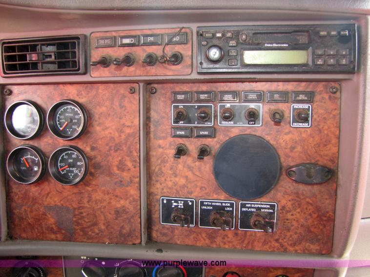 image for item 5037 2003 Kenworth Construct T600 semi truck