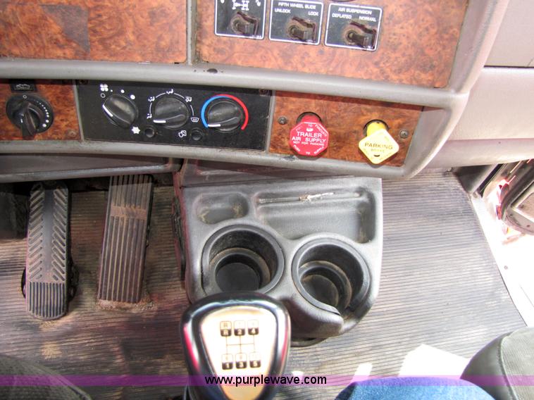 image for item 5037 2003 Kenworth Construct T600 semi truck