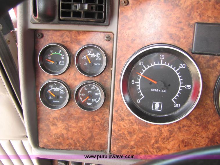 image for item 5037 2003 Kenworth Construct T600 semi truck