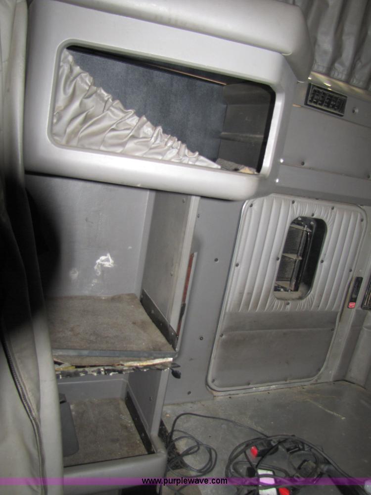 image for item 5037 2003 Kenworth Construct T600 semi truck