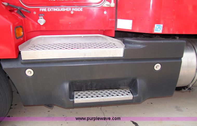 image for item 5037 2003 Kenworth Construct T600 semi truck