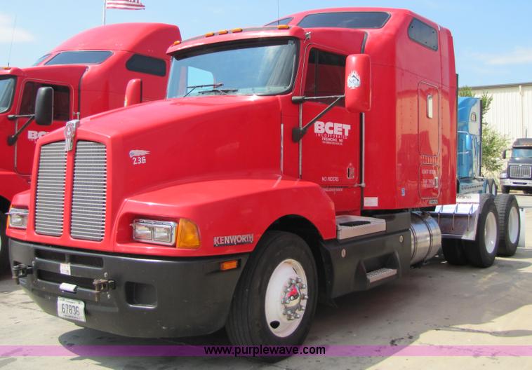 image for item 5038 2003 Kenworth Construct T600 semi truck