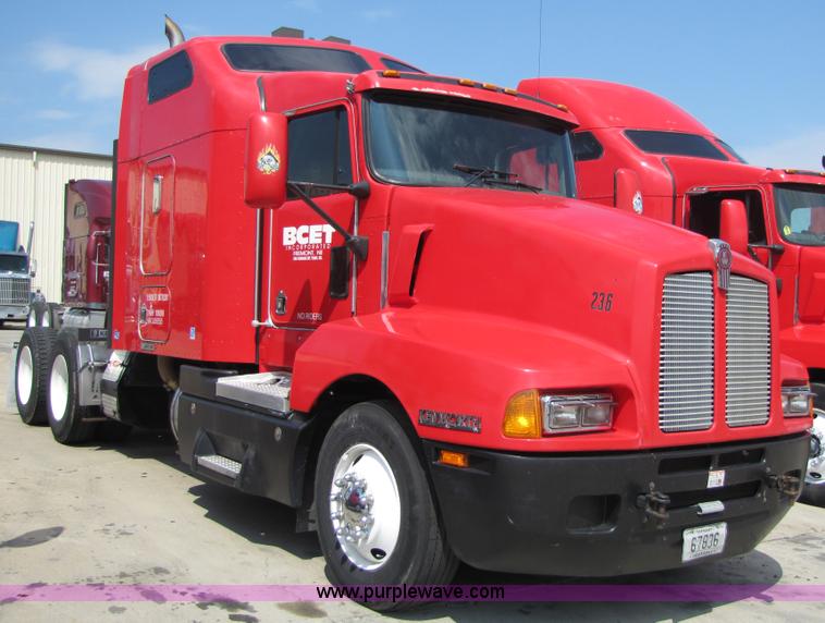 image for item 5038 2003 Kenworth Construct T600 semi truck