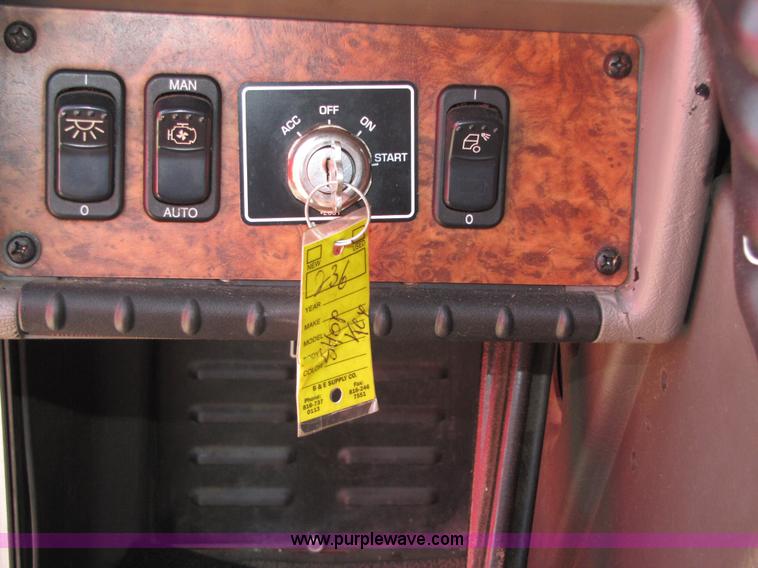 image for item 5038 2003 Kenworth Construct T600 semi truck