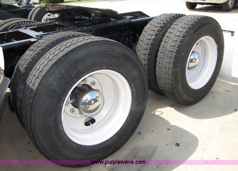 image for item 5038 2003 Kenworth Construct T600 semi truck