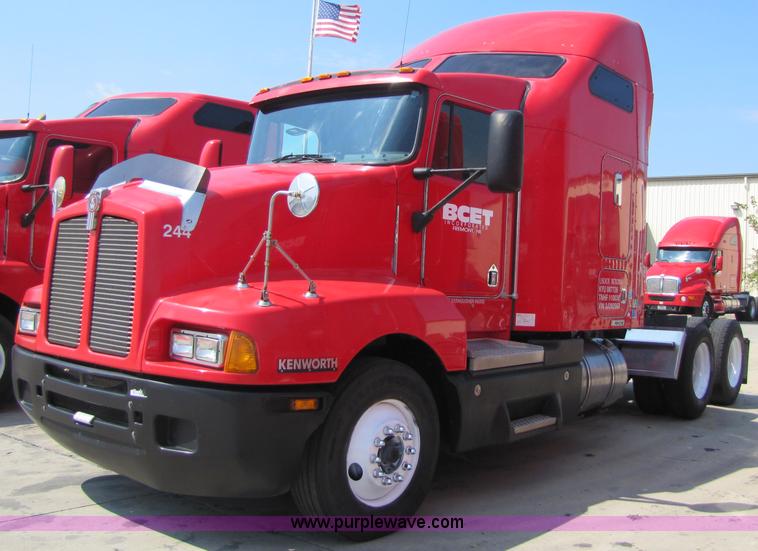 image for item 5039 2003 Kenworth Construct T600 semi truck