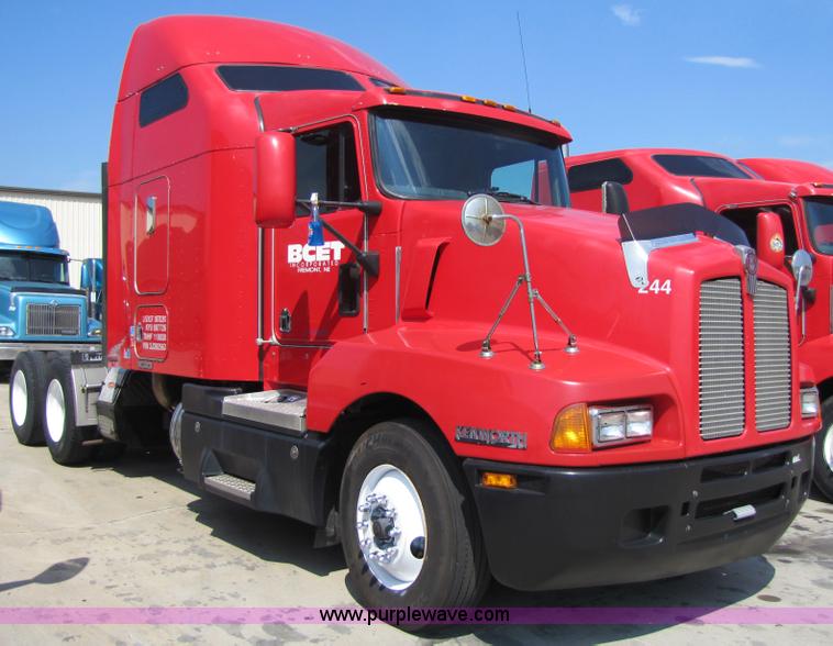 image for item 5039 2003 Kenworth Construct T600 semi truck