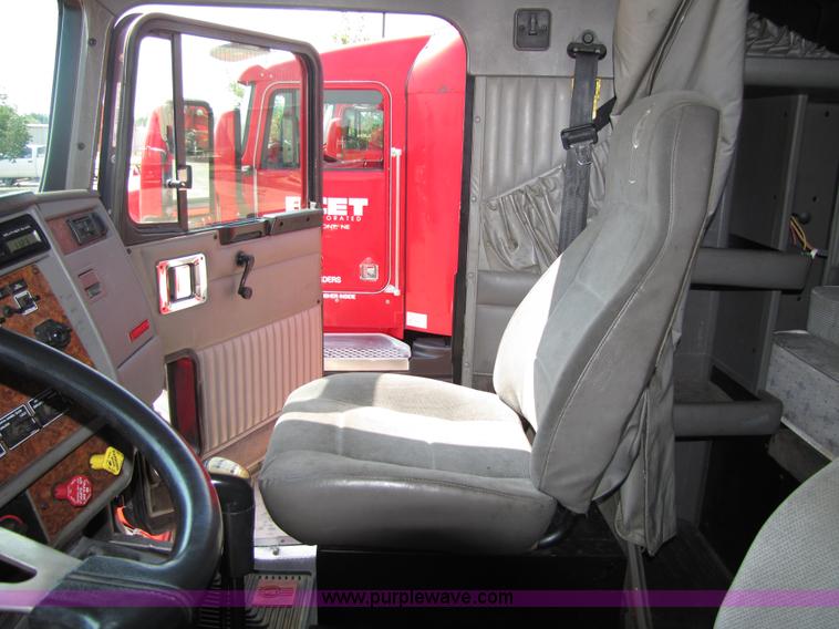 image for item 5039 2003 Kenworth Construct T600 semi truck