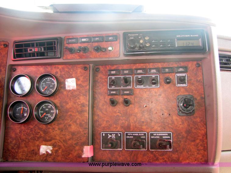 image for item 5039 2003 Kenworth Construct T600 semi truck