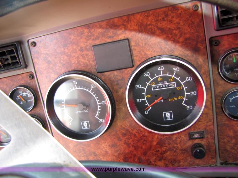 image for item 5039 2003 Kenworth Construct T600 semi truck