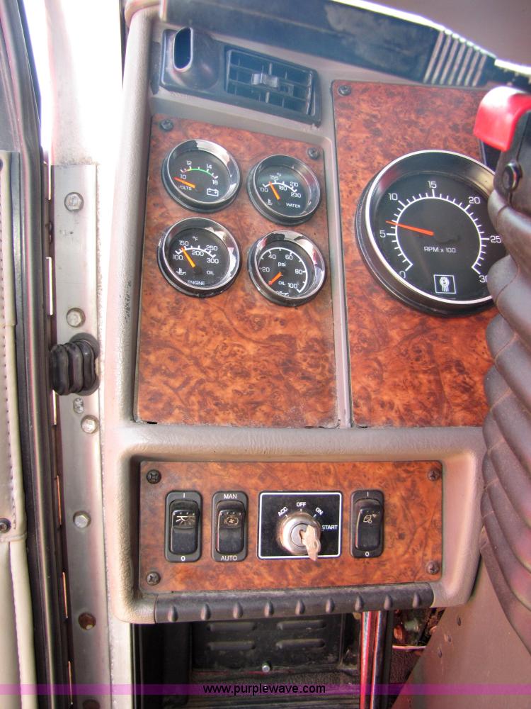 image for item 5039 2003 Kenworth Construct T600 semi truck