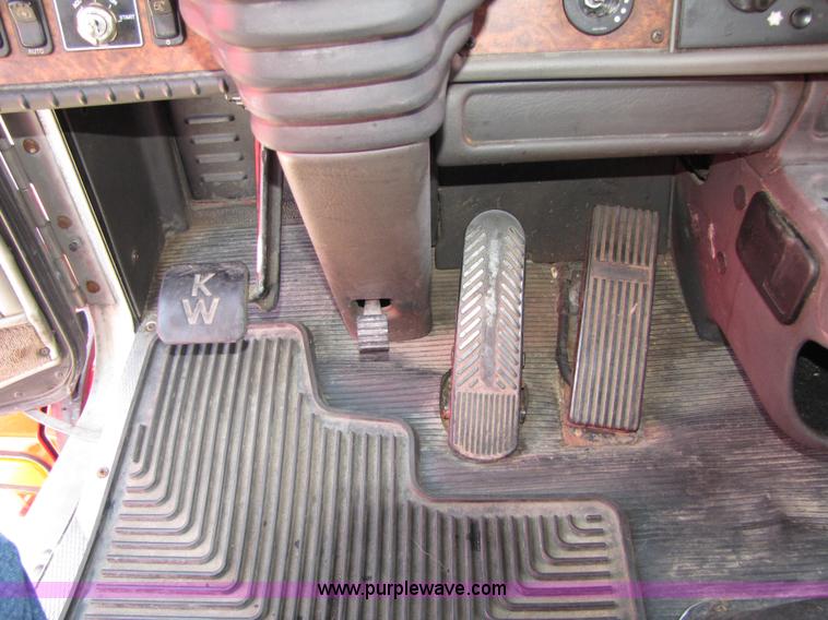 image for item 5039 2003 Kenworth Construct T600 semi truck