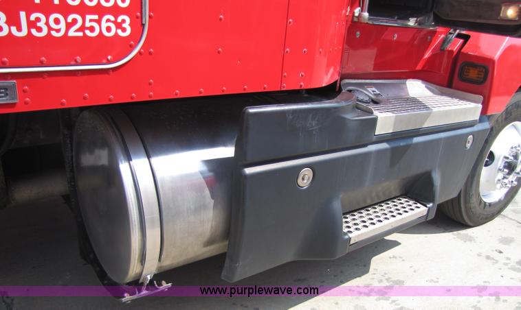 image for item 5039 2003 Kenworth Construct T600 semi truck