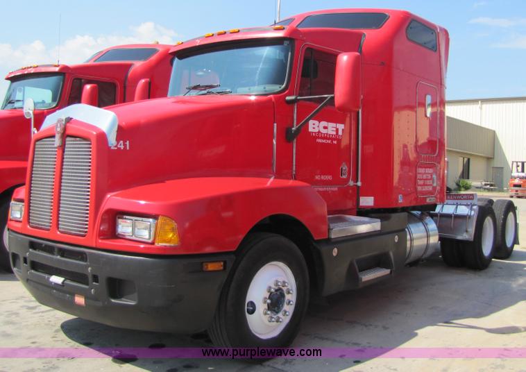 image for item 5040 2003 Kenworth Construct T600 semi truck