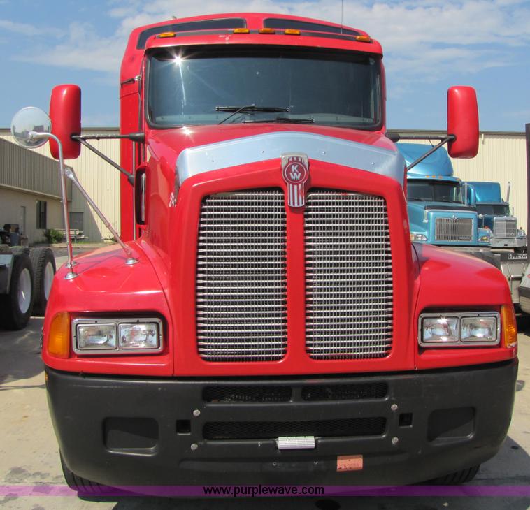 image for item 5040 2003 Kenworth Construct T600 semi truck