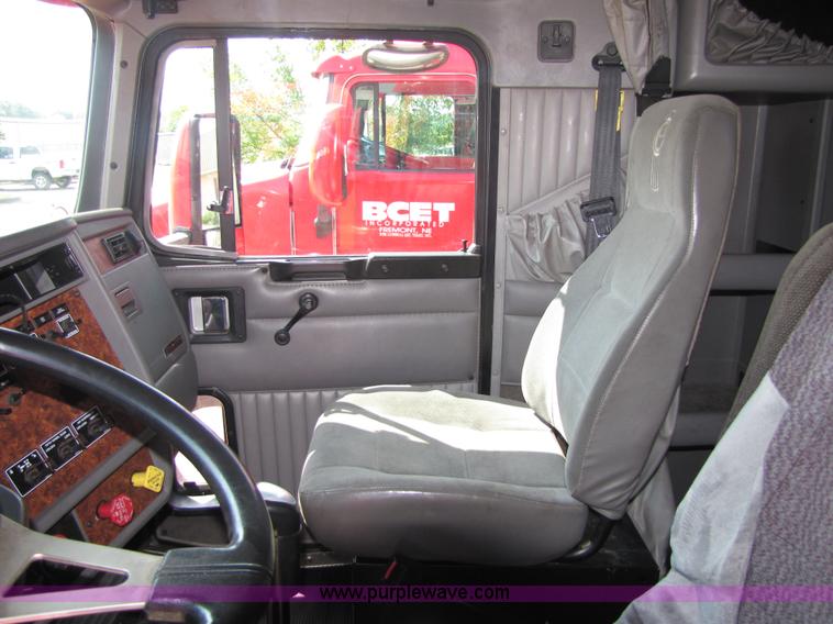 image for item 5040 2003 Kenworth Construct T600 semi truck