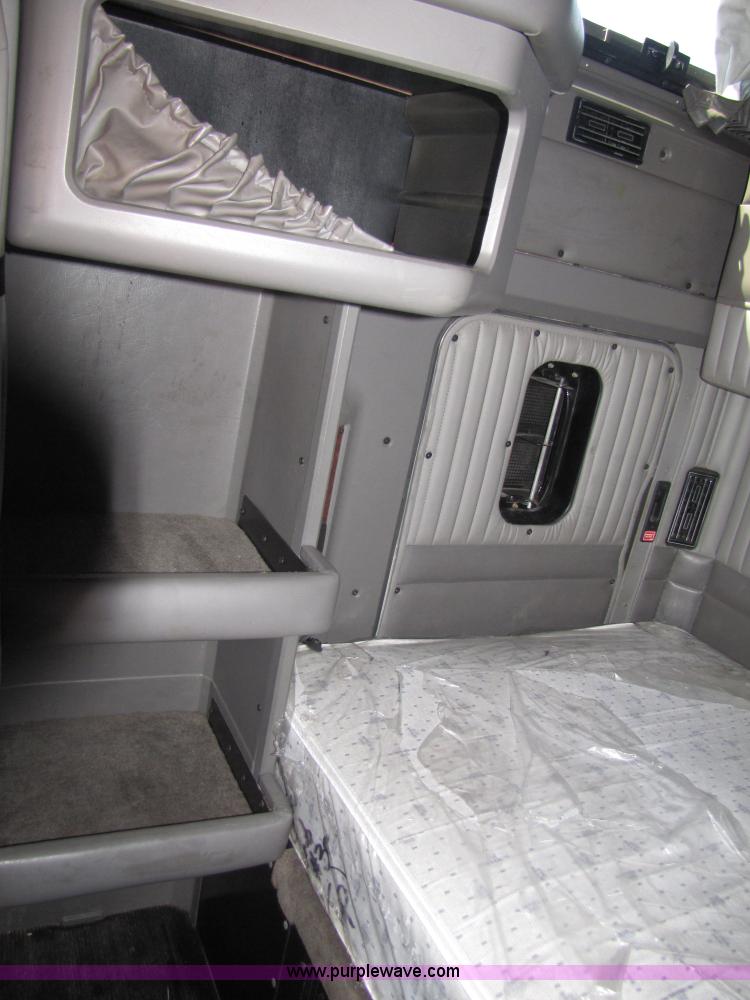 image for item 5040 2003 Kenworth Construct T600 semi truck