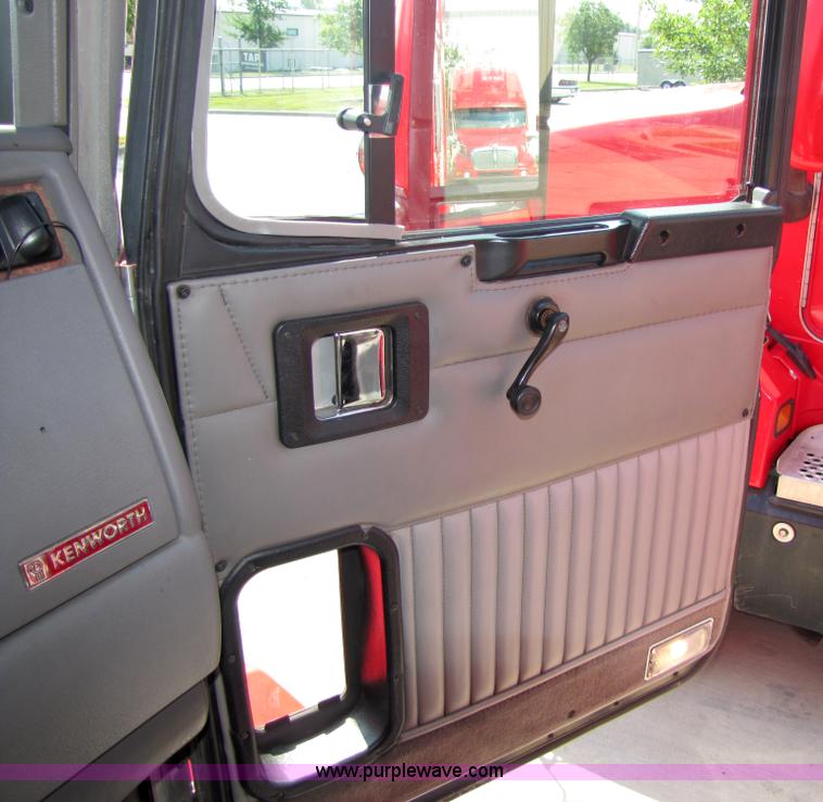 image for item 5040 2003 Kenworth Construct T600 semi truck