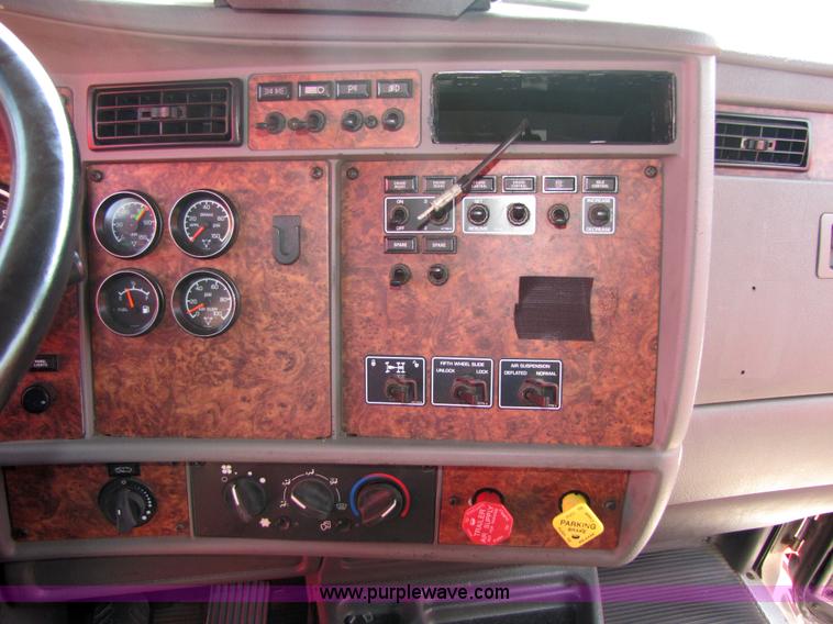 image for item 5040 2003 Kenworth Construct T600 semi truck