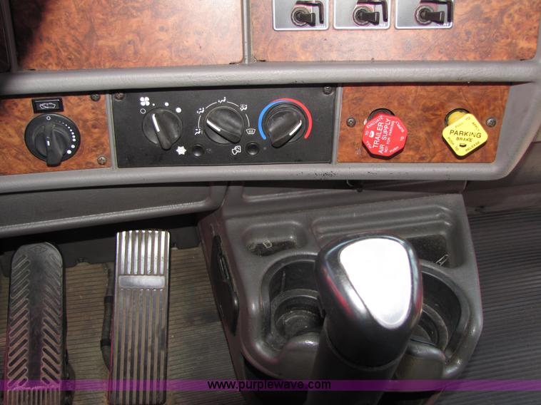 image for item 5040 2003 Kenworth Construct T600 semi truck