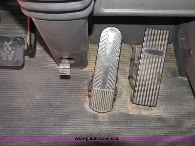 image for item 5040 2003 Kenworth Construct T600 semi truck