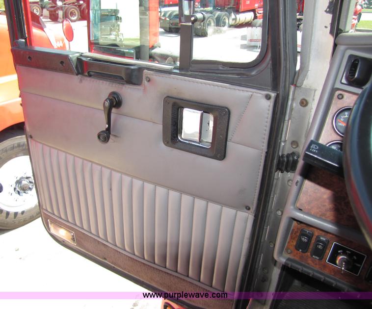 image for item 5040 2003 Kenworth Construct T600 semi truck