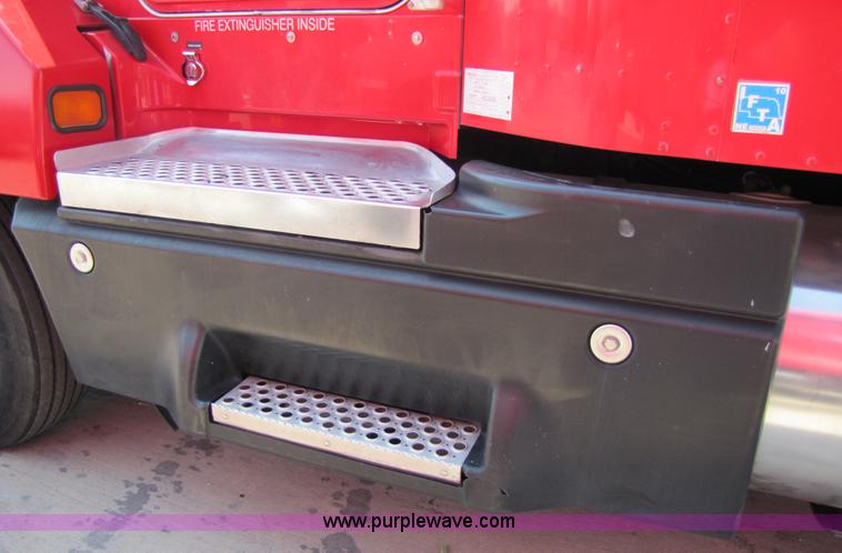 image for item 5040 2003 Kenworth Construct T600 semi truck