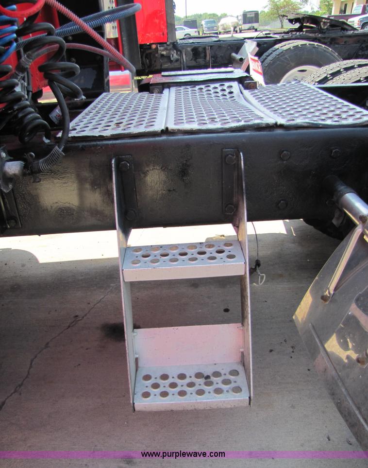 image for item 5040 2003 Kenworth Construct T600 semi truck