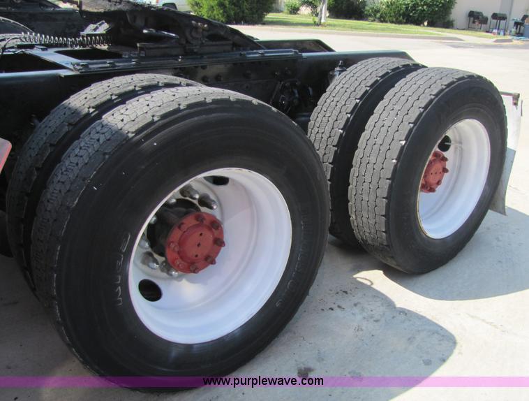 image for item 5040 2003 Kenworth Construct T600 semi truck