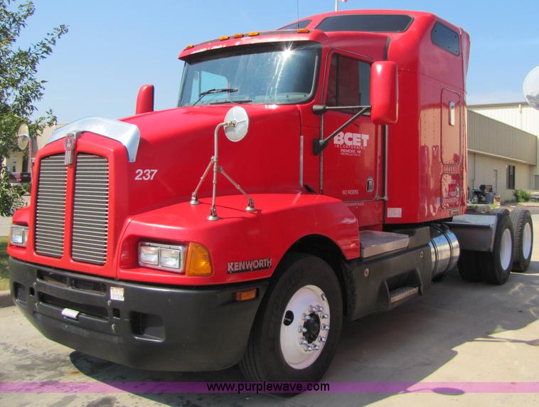 image for item 5041 2003 Kenworth Construct T600 semi truck