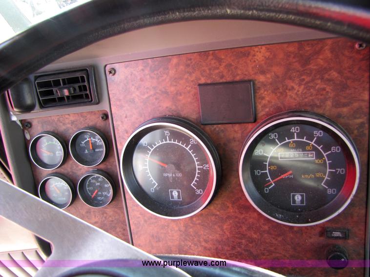 image for item 5041 2003 Kenworth Construct T600 semi truck