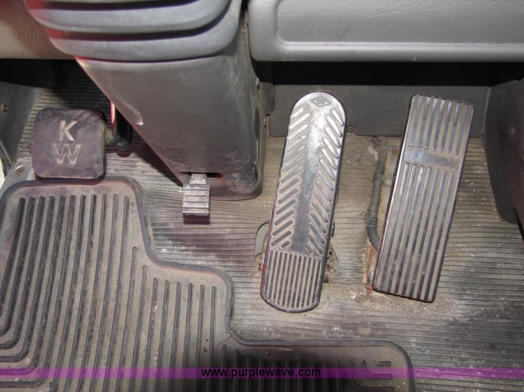 image for item 5041 2003 Kenworth Construct T600 semi truck