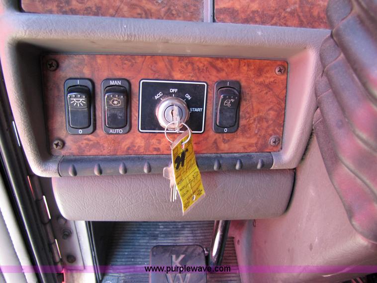 image for item 5041 2003 Kenworth Construct T600 semi truck