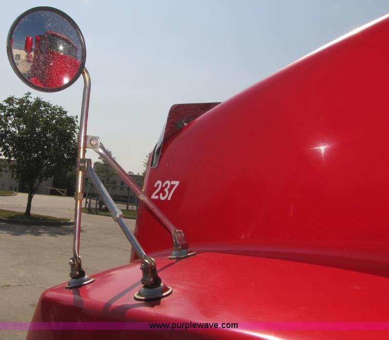 image for item 5041 2003 Kenworth Construct T600 semi truck