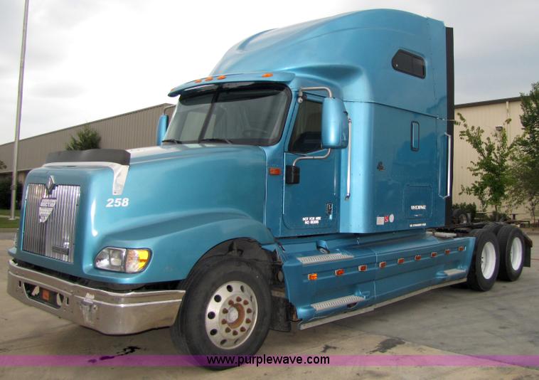 image for item 5043 2001 International 9400i semi truck