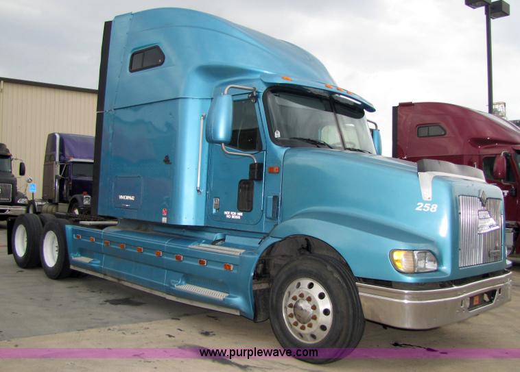 image for item 5043 2001 International 9400i semi truck