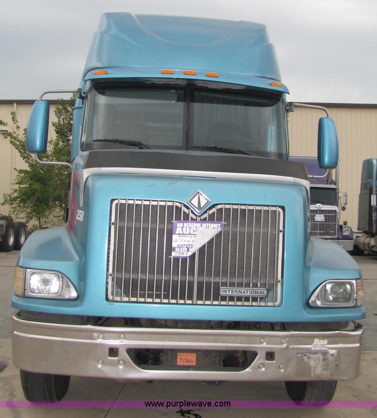 image for item 5043 2001 International 9400i semi truck